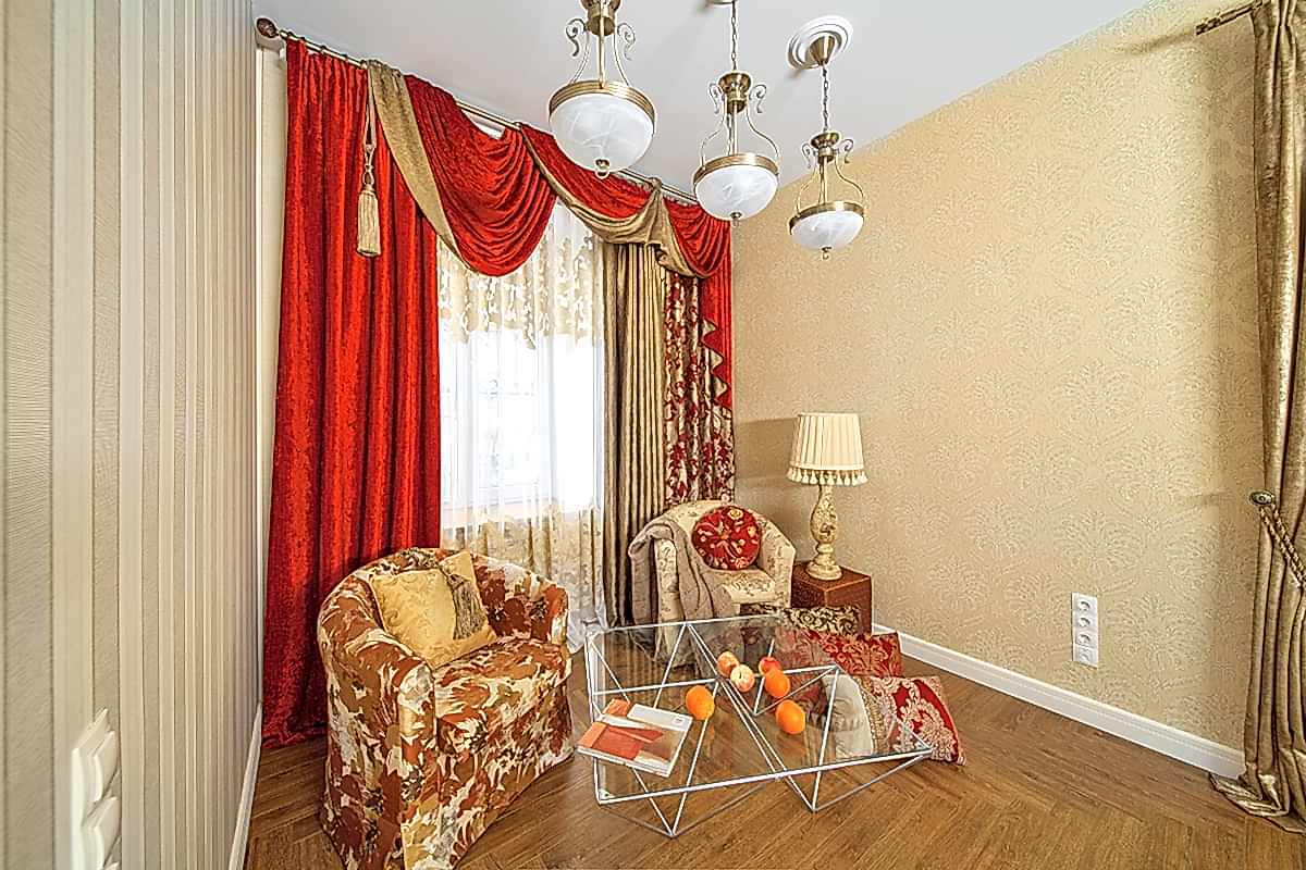 красные шторы и портьеры