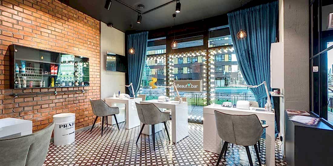 Шторы на панорамных окнах в баре