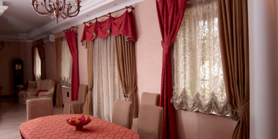 Шикарные бархатные портьеры в гостиной