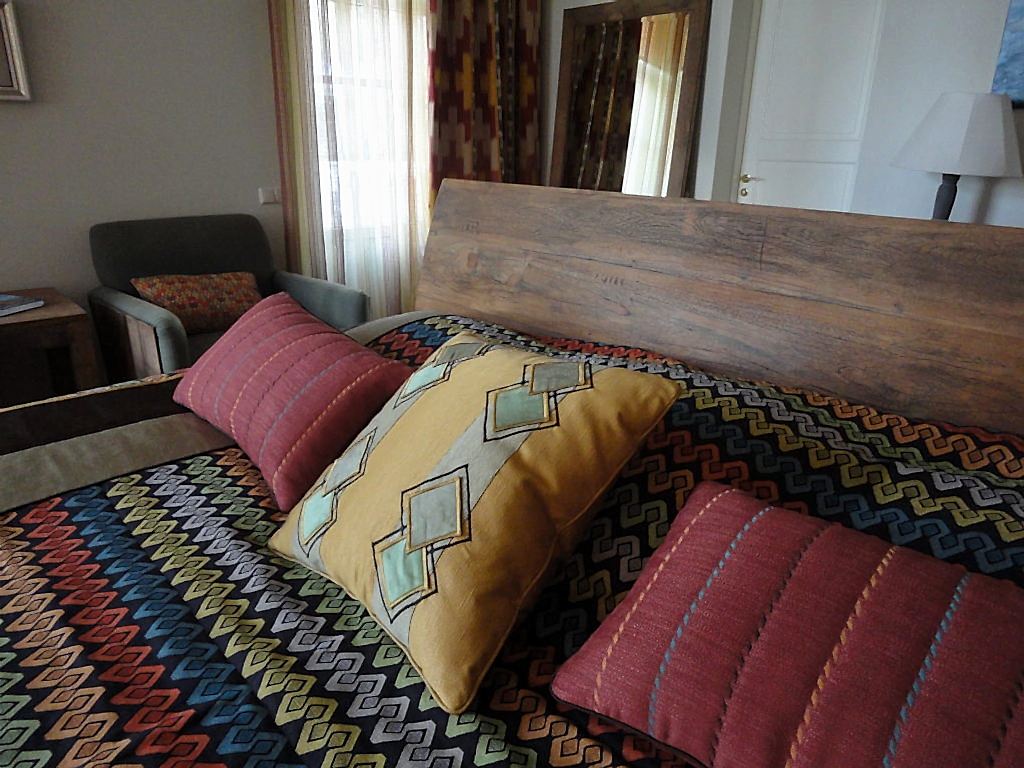 Декоративные подушки с орнаментом