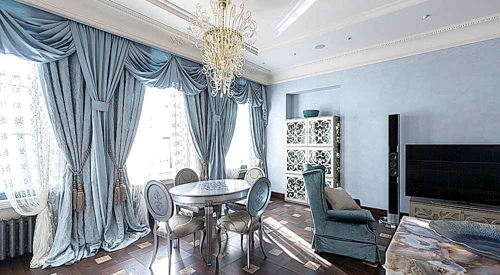 Голубые портьеры в интерьере