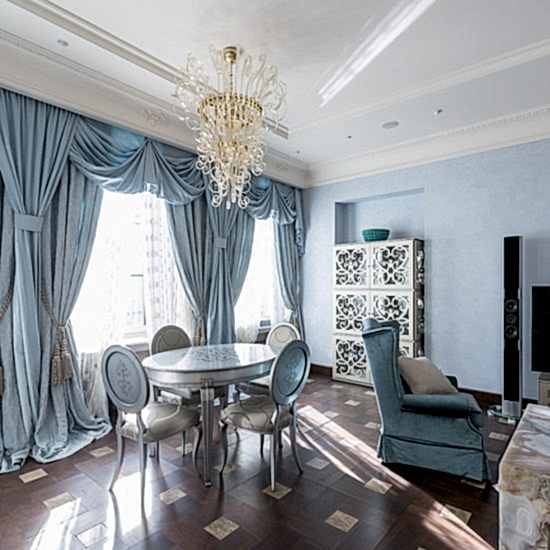 Голубые портьеры в интерьере