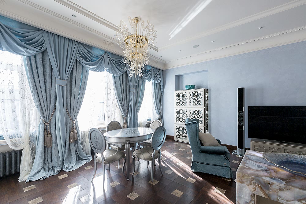 Голубые портьеры в интерьере